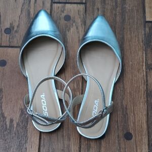 Soda Women's Metallic Silver Flats